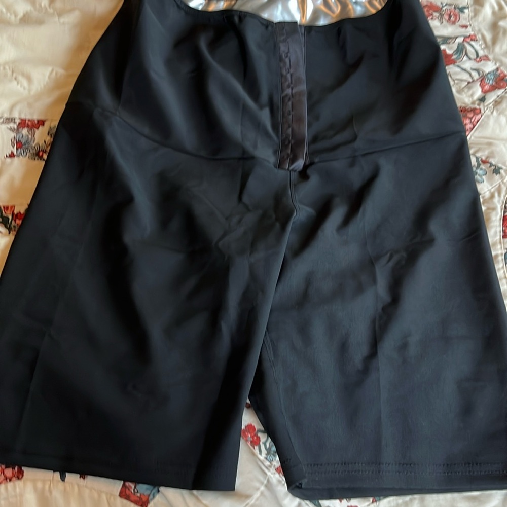 Women’s 2XL black NWOT performance shorts . lined with silver polyurethane.
